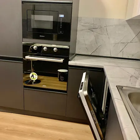 Modern Family-size With Private Veranda-5min To The Apartment Tirana