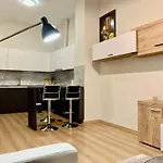 Apartmán Modern Family-size With Private Veranda-5min To The