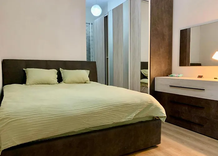 Modern Family-size With Private Veranda-5min To The Appartamento Tirana