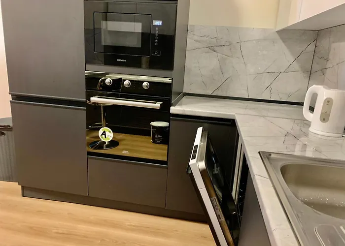 Modern Family-size With Private Veranda-5min To The Appartamento Tirana