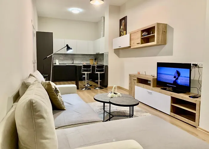 شقة Modern Family-size With Private Veranda-5min To The *