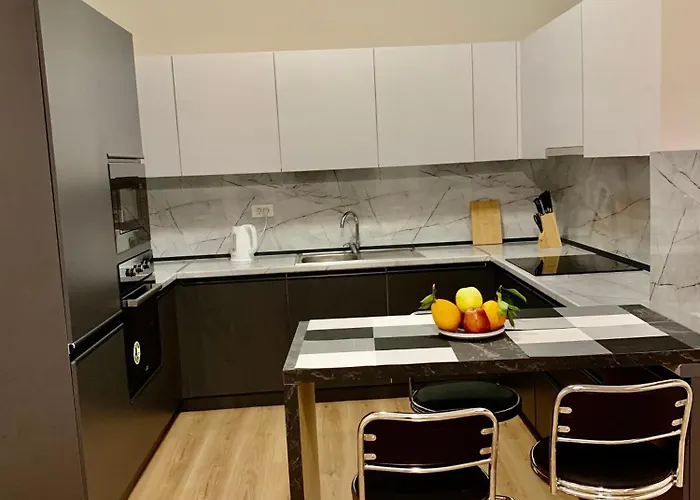 Modern Family-size With Private Veranda-5min To The * تيرانا